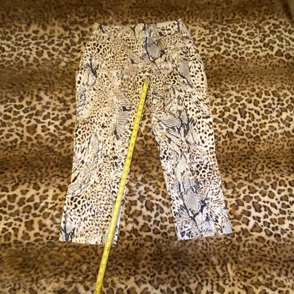 NWT Chicos leopard 🐆 print capris elastic insert waist, side vents. Size 5 - Picture 4 of 10